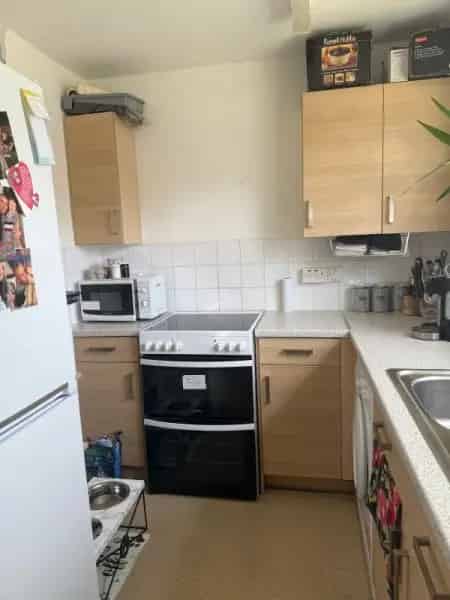Ground Floor 1-Bed Flat Near Shops and Transport