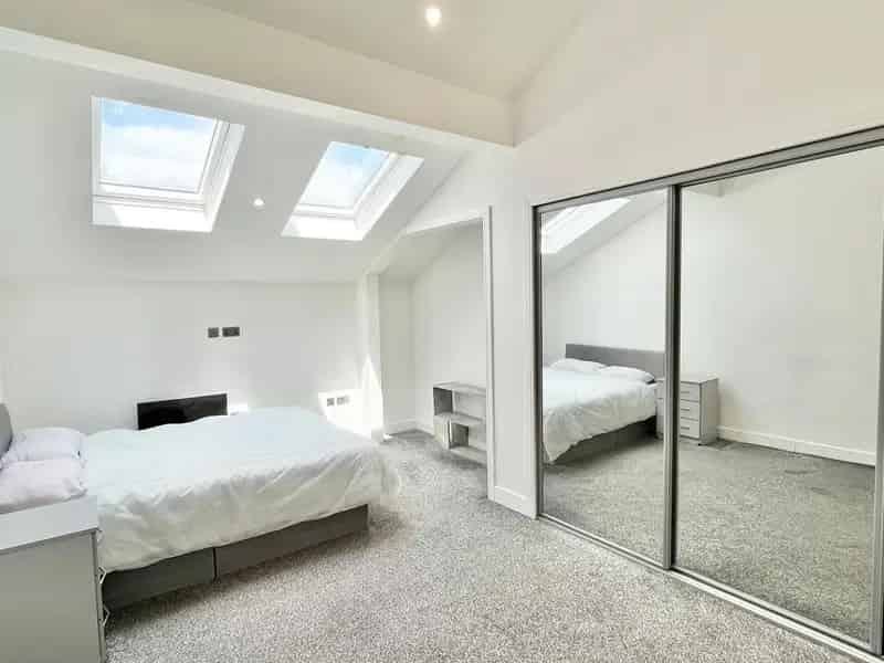 Modern Ensuite Room in City Centre Flat Share