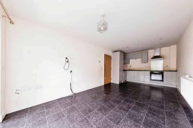 Spacious 2-Bed Apartment with Balcony and Parking Near Redhill and Merstham Stations