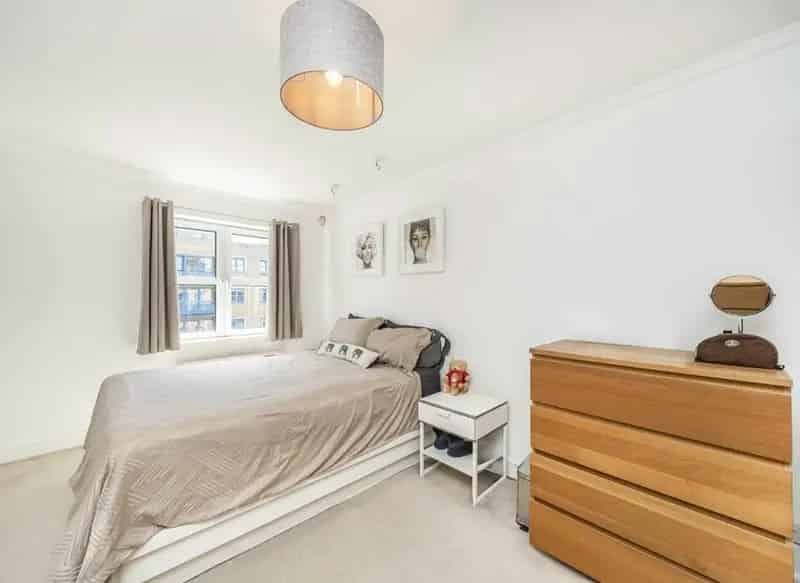 River Thames View 2-Bed Flat with Parking