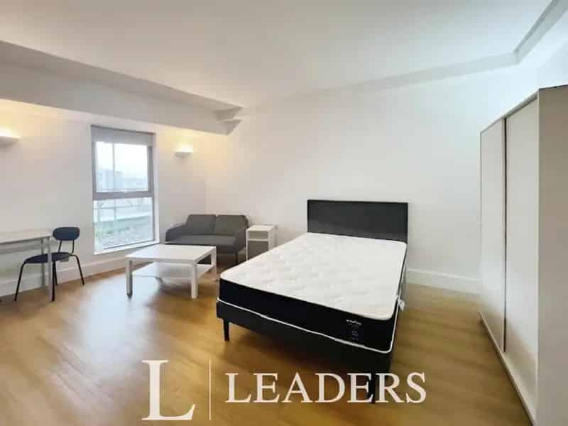 Studio Flat Available Now Fully Furnished Students Welcome