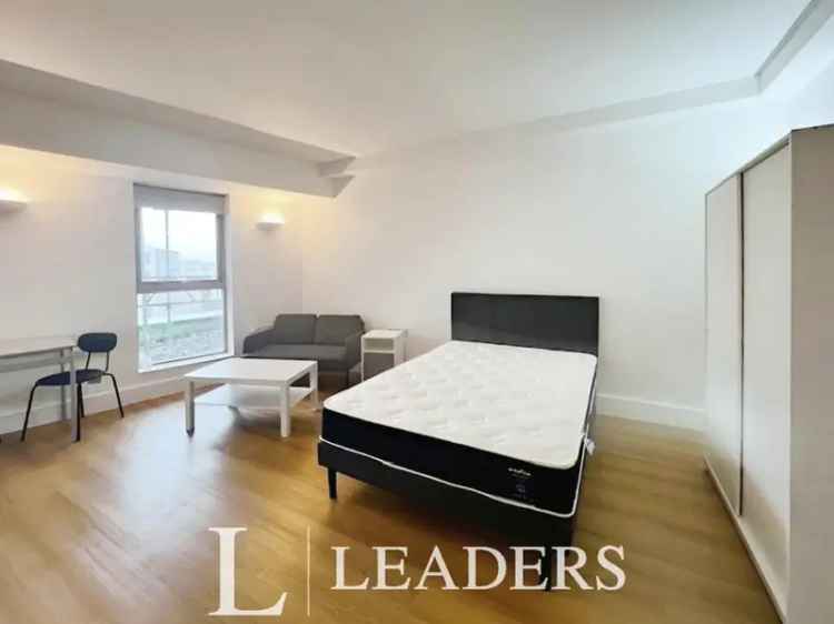 Studio Flat Available Now Fully Furnished Students Welcome