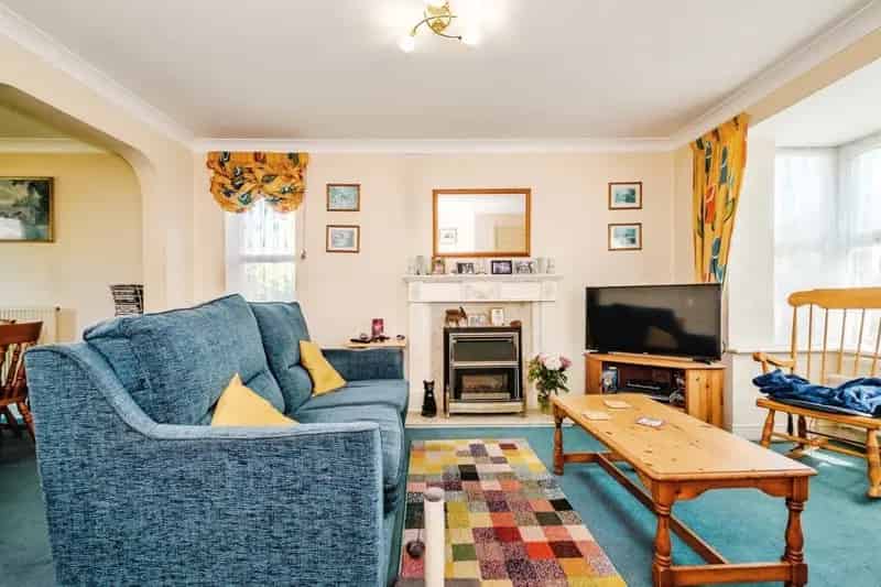 4 Bed Family Home with Large Garden and Garage Conversion Potential
