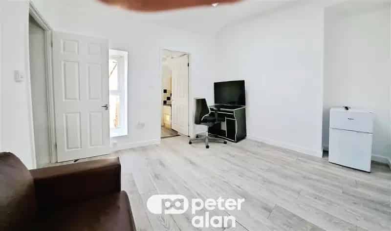 1 Bedroom Furnished Flat Near Swansea City Centre