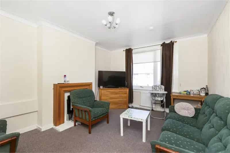 3 Bed Flat Upper Villa Loanhead Gas Central Heating Driveway Garden
