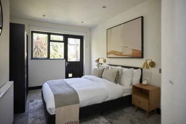 3 Bedroom Flat for Sale near Battersea Park