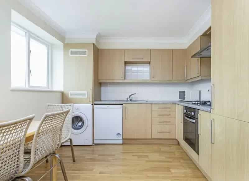 2 Bedroom Apartment near Mudchute DLR with Dock Views
