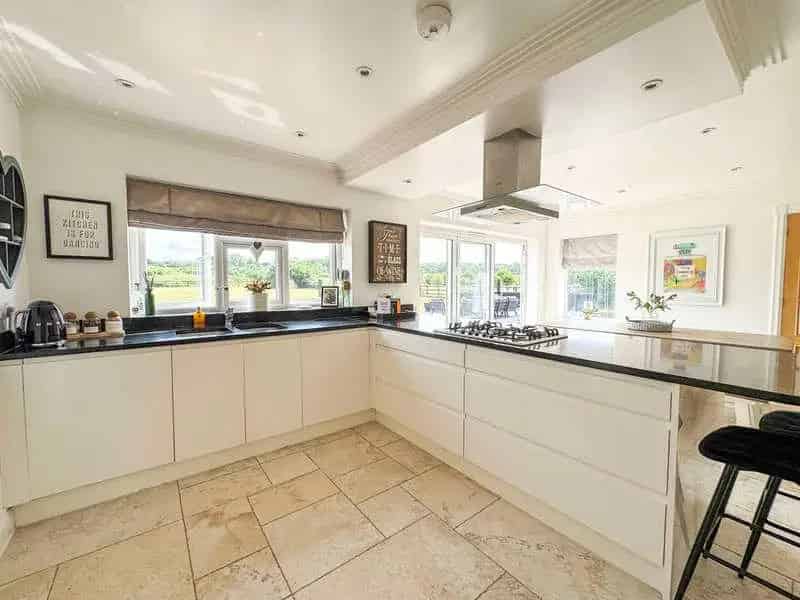 5 6 Bedroom Detached Bungalow with Stables and 2 Acres