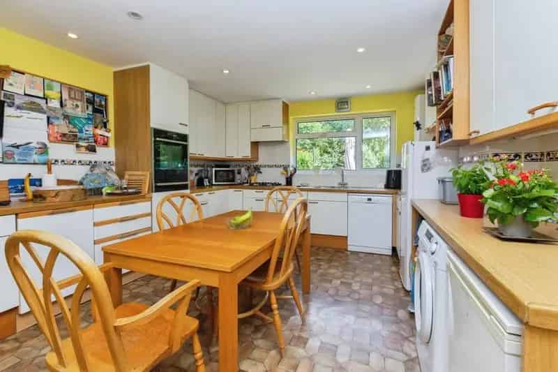 Five Bedroom Detached Family Home in Bedgrove