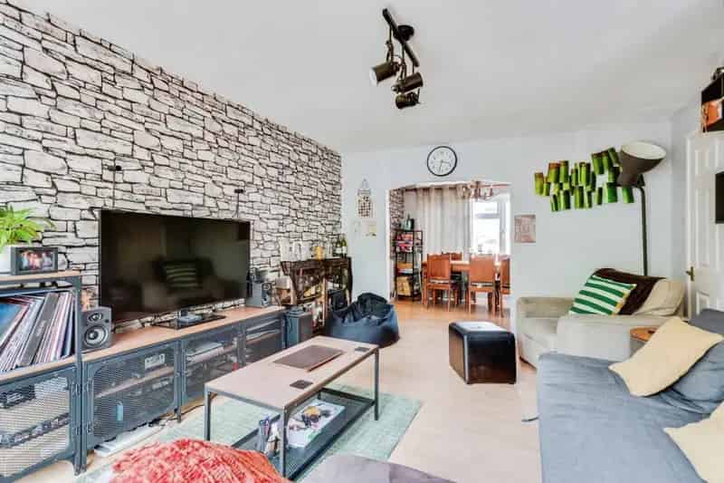 3 Bed House with Gym Garage Near Oxford - No Onward Chain