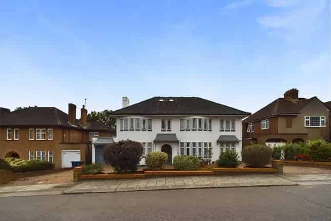 Detached House for Sale in Folkington Corner London N12