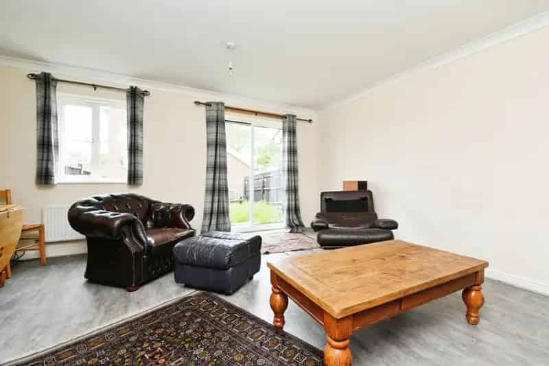 3 Bed Semi-Detached House Near Train Station