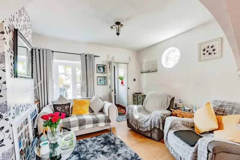 2-Bedroom House Earlswood Perfect for Young Professionals and Families