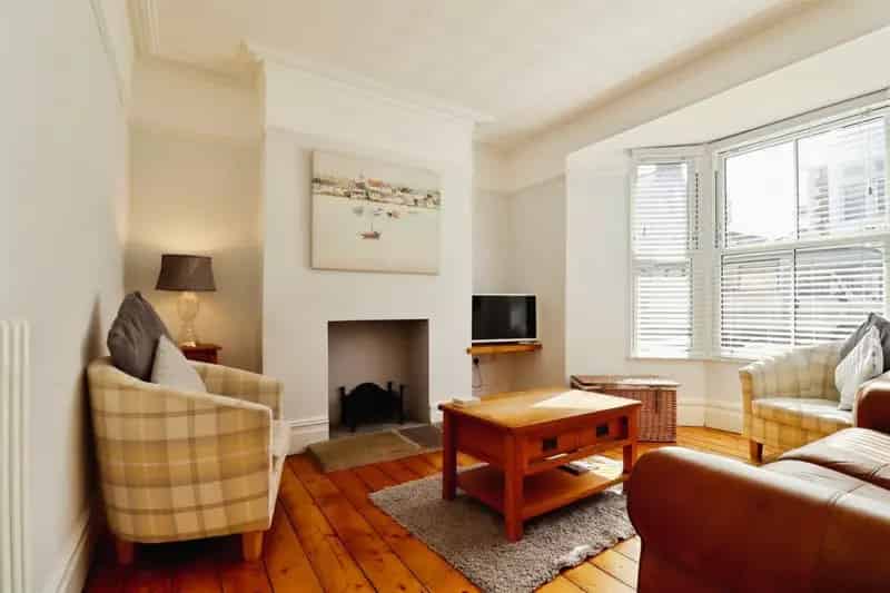 3 bedroom end of terrace house