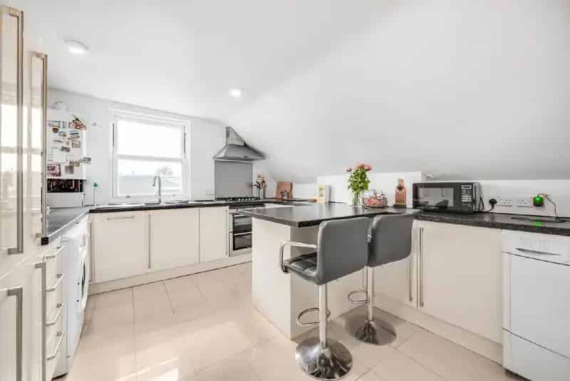 Bright 2-Bedroom Flat with Roof Terrace Near West End Lane