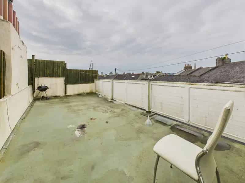 2 Bedroom Maisonette with Roof Terrace City Views No Onward Chain