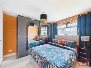 Spacious 3 Bedroom End Townhouse with Modern Kitchen and Gardens