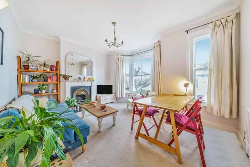 Two Bedroom Period Conversion Flat Near Battersea Park