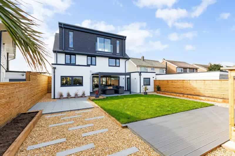 5 Bedroom Detached House for Sale with Sea Views