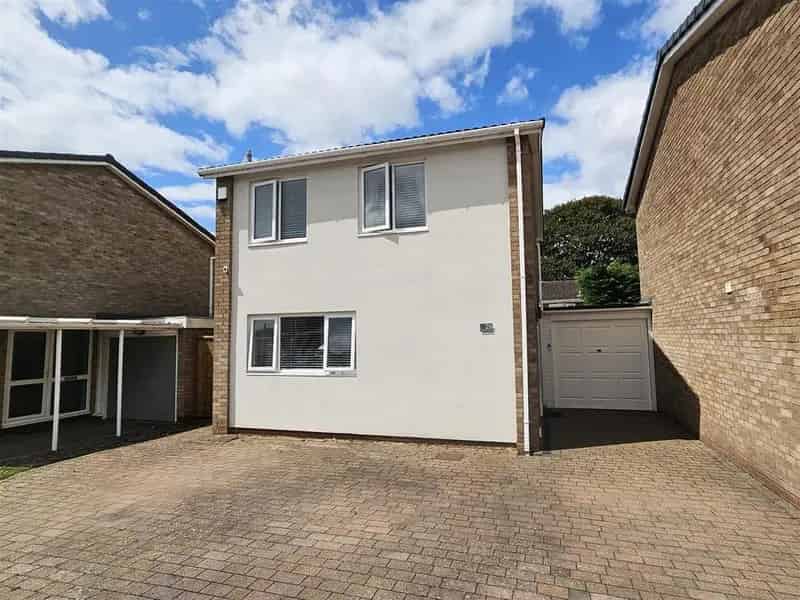 3 Bedroom Link Detached House for Sale in Solihull