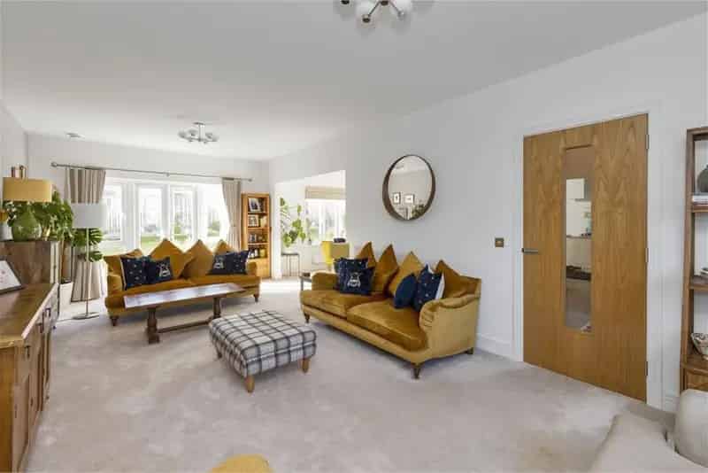 5 Bed Detached House Roslin 3 Reception Rooms Large Garden Double Garage