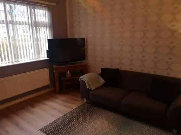 3 Bed Semi Detached House New Kitchen and Bathroom Large Drive and Garden