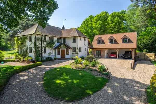 Six Bedroom Art Deco Family Home with 1.5 Acres of Land