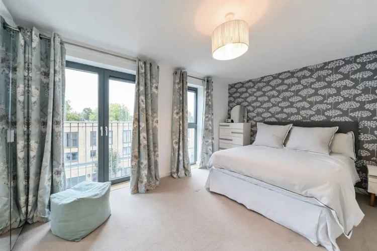 Stunning Duplex Apartment with Roof Terrace in Oval Quarter