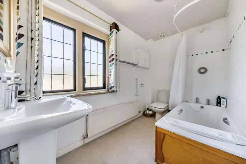 4 Bed Detached House for Sale in Shipton Under Wychwood