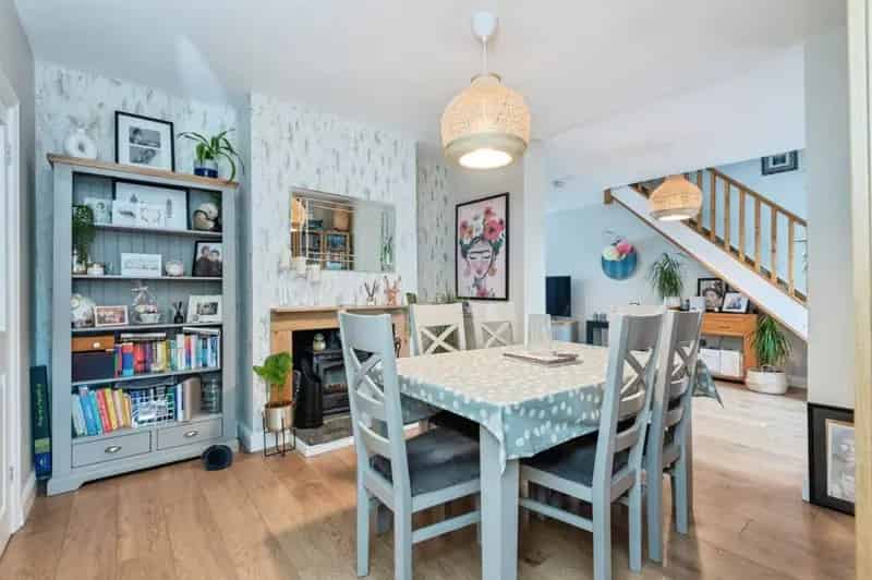 Four Bedroom Detached Chalet Bungalow Near M1 Junction 11