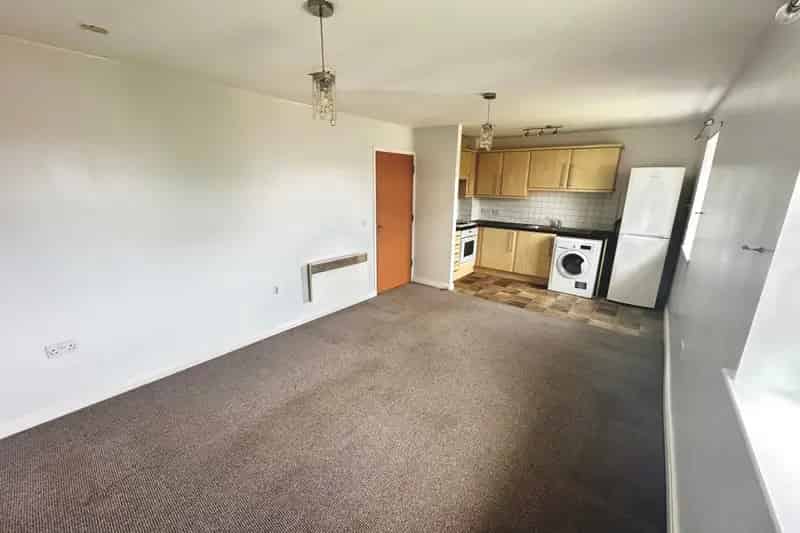 2 Bed Top Floor Apartment with Allocated Parking