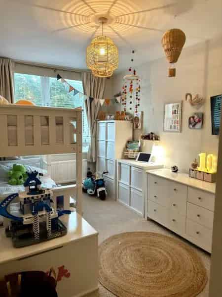 Spacious 2-Bedroom Flat with Balcony and Parking Greenwich