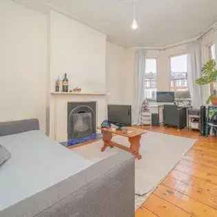 1 Bedroom Garden Flat Shepherds Bush Period Conversion