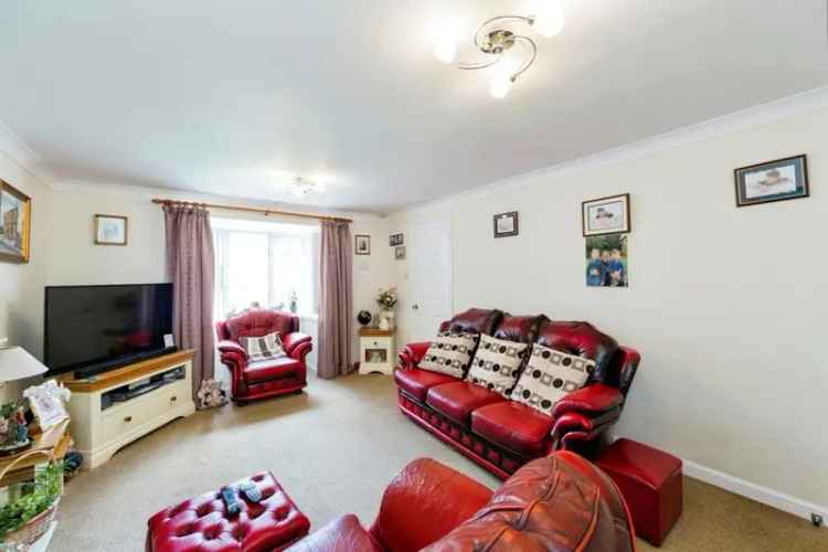 3 Bed Semi-Detached House with Garage and Garden
