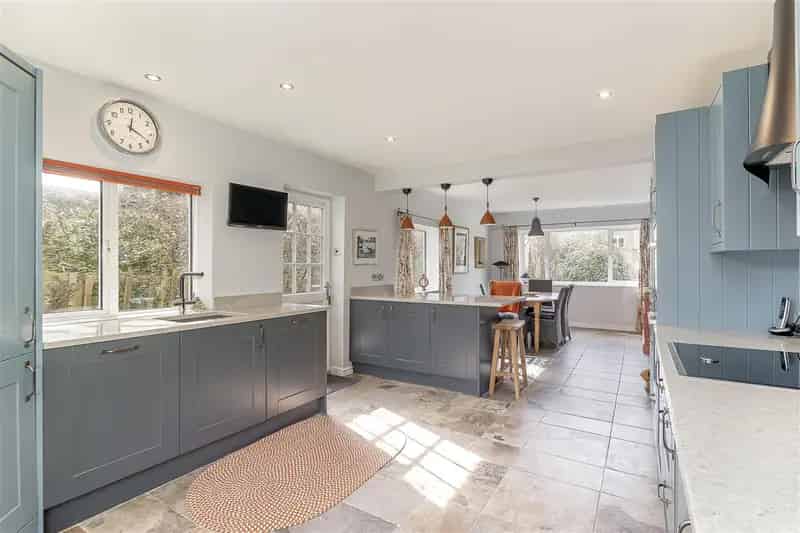 5 Bedroom Detached House to Rent in Bramhope