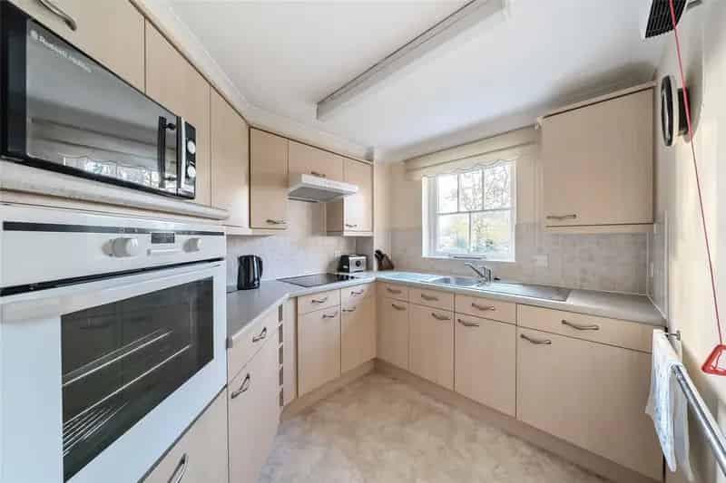 2 Bedroom Retirement Apartment Near Horley Town Centre
