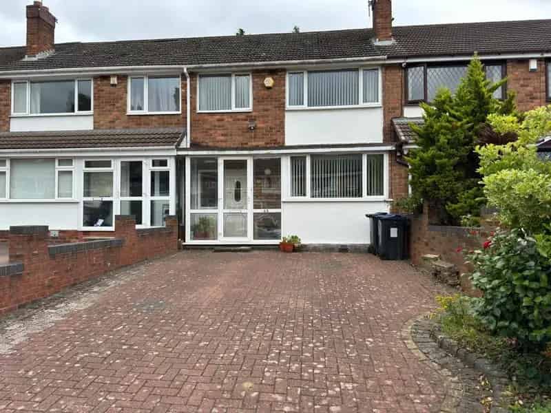 3 Bedroom Mid Terrace House For Sale