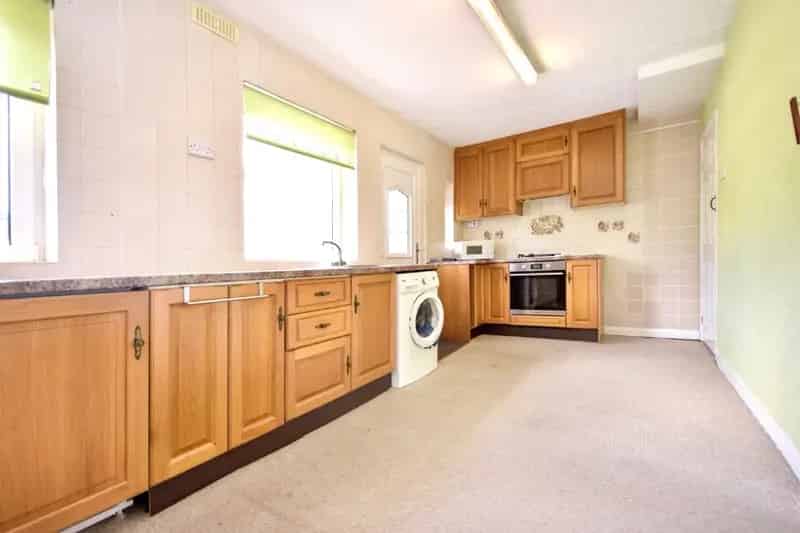 Two Bedroom Terraced House in Outwood - Close to Amenities and Transport