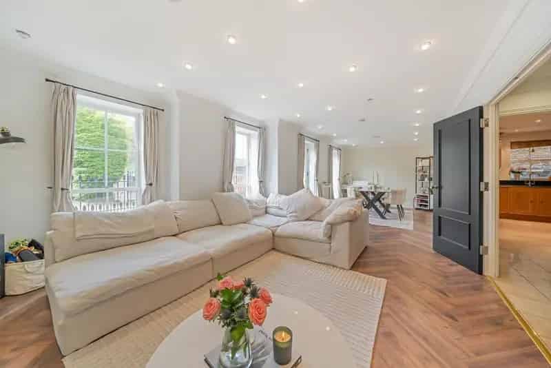Two Bedroom Ground Floor Apartment with 30ft Reception Room