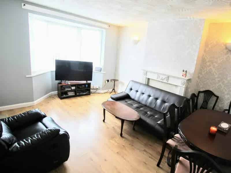3 Bed Mid Terrace House Freehold with Garden and Parking
