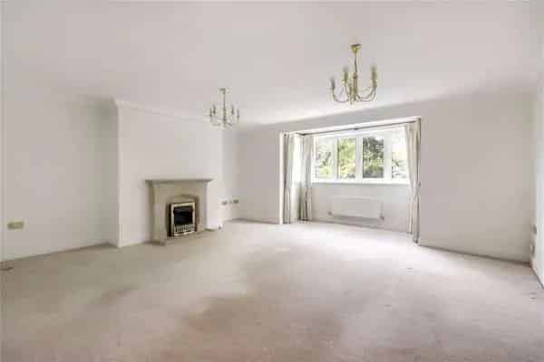 Sevenoaks Apartment for Sale - Allocated Parking & South Facing Garden