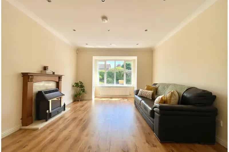 6 Bed House - Detached with 3 Reception Rooms