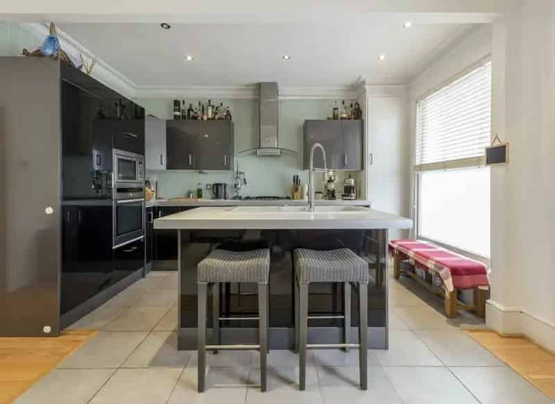 Two Bedroom Period Apartment Chiswick High Road