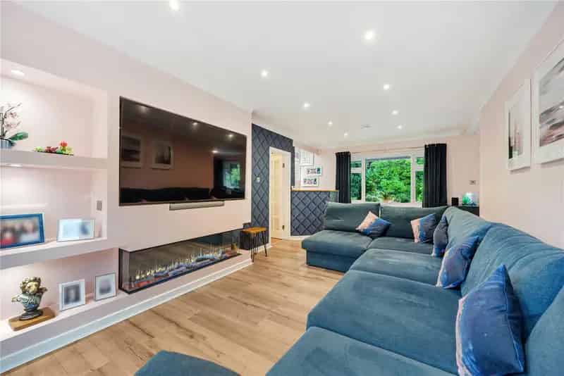 3-Bedroom Detached Bungalow with Expansive Garden and Potential Office Space