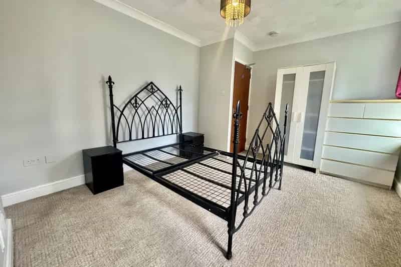 All Bills Included House Share with Ample Parking