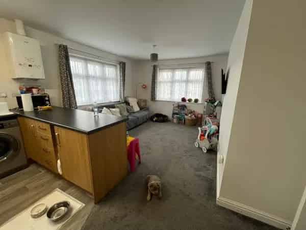 2 Bed Flat Second Floor Family Home Near Shops and Parks