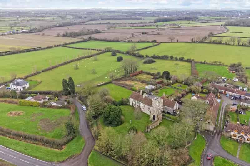 10 Bedroom Detached House with Conference Center and Cottage