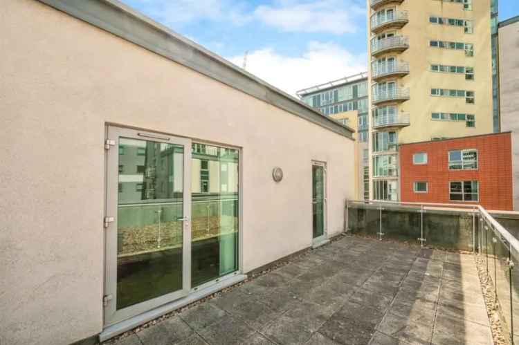 City Centre Penthouse Apartment with Roof Terrace and Parking