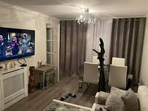 Flat near DLR Station - Newly Renovated Kitchen & Toilet