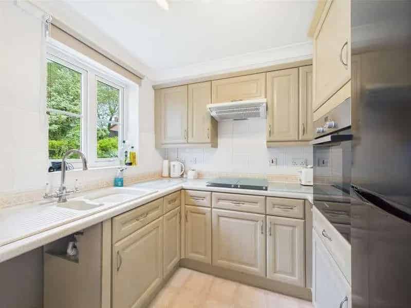 2 bed flat for sale